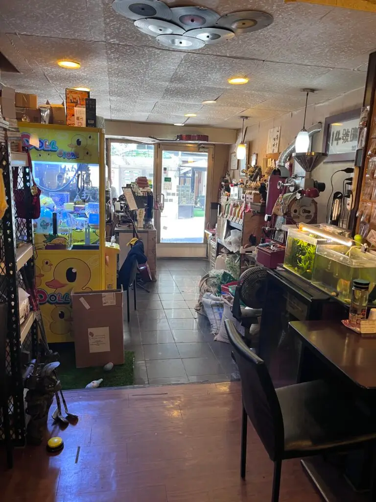 Shan Gou is a quirky dog friendly cafe in Taipei and thus is the interior